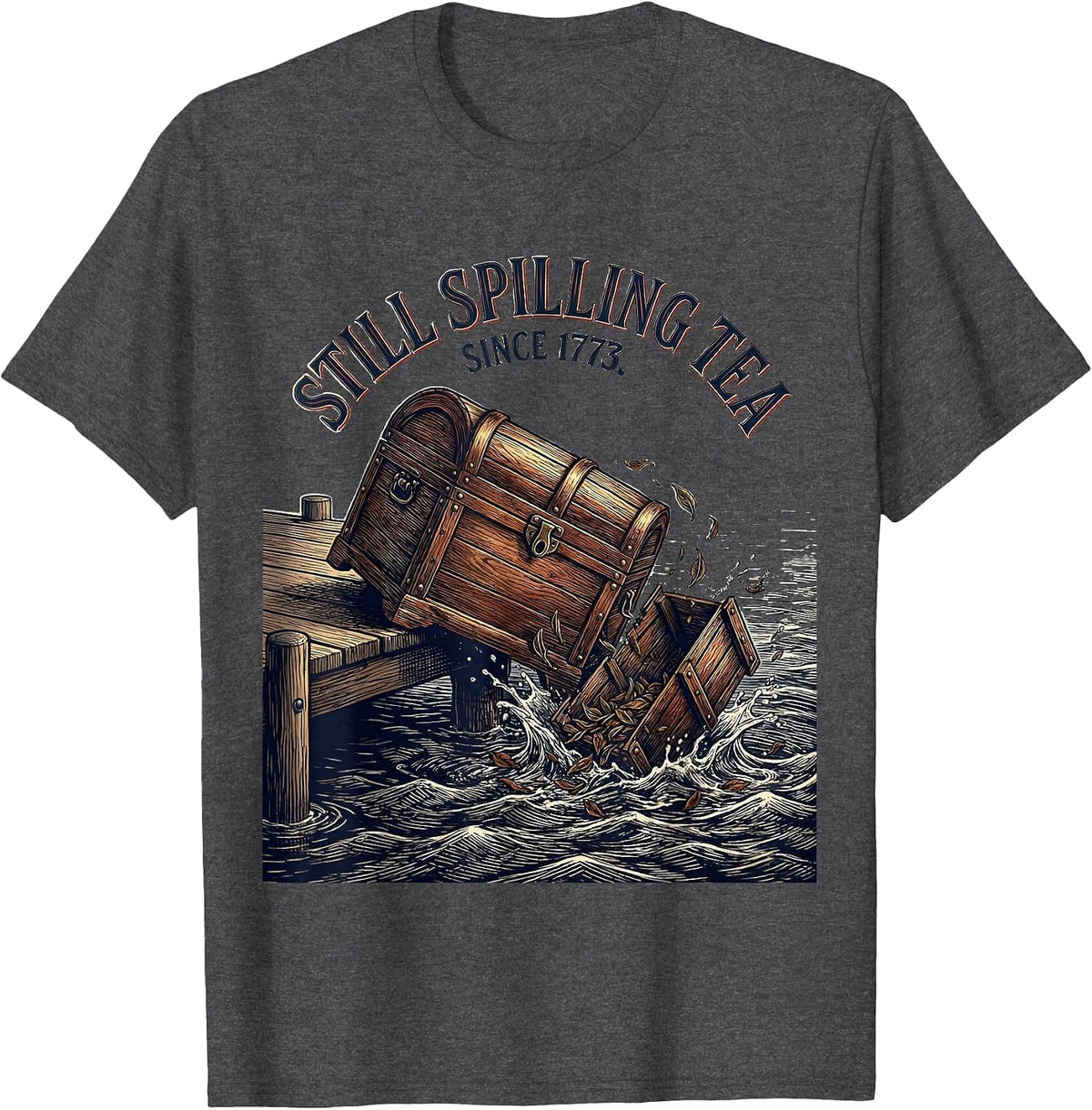 Men's Still Spilling Tea Since 1773 Funny History Teacher 4th T-Shirt - Dark Heather Grey